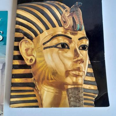 Lift the lid on Mummies Treasure filled kit with Two books on Mummies