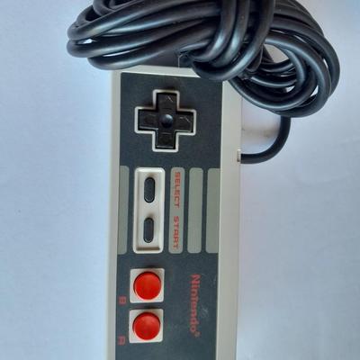Vintage Nintendo Entertainment center with Eight Games, Rob Robot, Gun, AND MORE