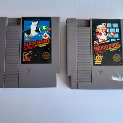 Vintage Nintendo Entertainment center with Eight Games, Rob Robot, Gun, AND MORE