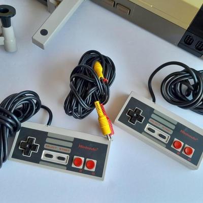 Vintage Nintendo Entertainment center with Eight Games, Rob Robot, Gun, AND MORE