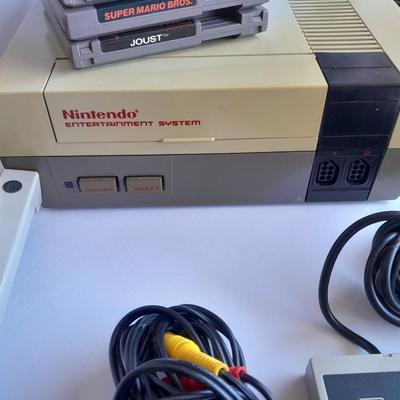 Vintage Nintendo Entertainment center with Eight Games, Rob Robot, Gun, AND MORE