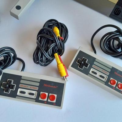 Vintage Nintendo Entertainment center with Eight Games, Rob Robot, Gun, AND MORE