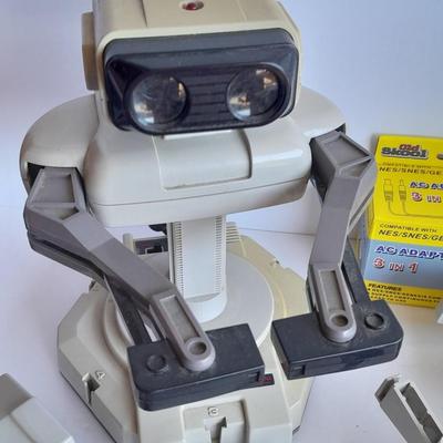 Vintage Nintendo Entertainment center with Eight Games, Rob Robot, Gun, AND MORE