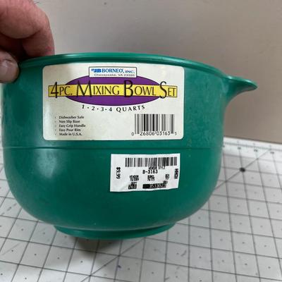4 Piece New Old Stock Plastic Mixing Bowl set