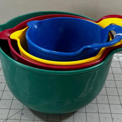 4 Piece New Old Stock Plastic Mixing Bowl set