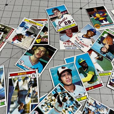 Bunch of 1979 Baseball Cards 