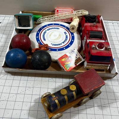 Vintage Toy Lot: Bocce Ball, Wood Train, Frisbee etc.