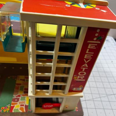 Darling - Little People Garage with 1 can and 1 people