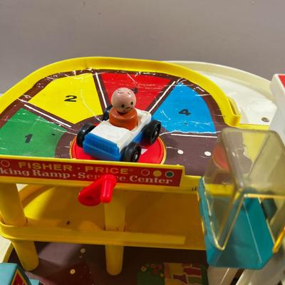 Darling - Little People Garage with 1 can and 1 people