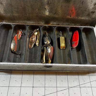 UMCO Tackle Box with fishing Lures 
