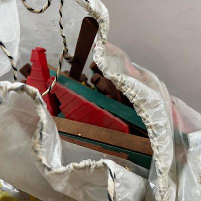 TOY:  Giant Bag of Vintage  Lincoln Logs 
