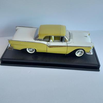 Sun star Ford Fairlane Convertible Die Cast model