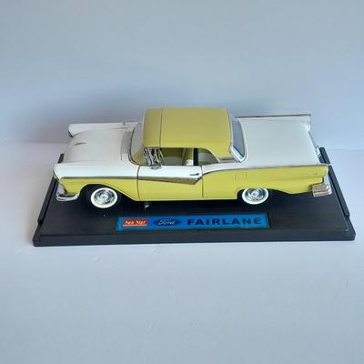 Sun star Ford Fairlane Convertible Die Cast model