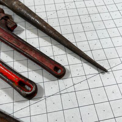 Crescent Wrench and Pipe Wrench (4)