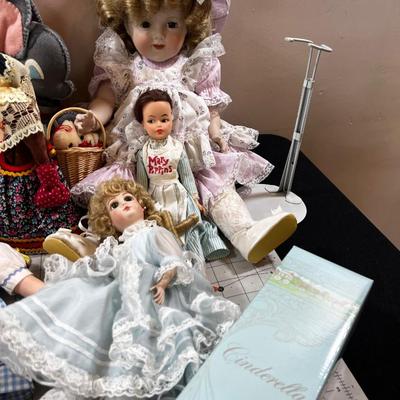 Large Pile of Loose Dolls 