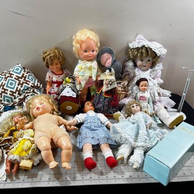 Large Pile of Loose Dolls 