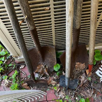 Long Handled Tools: Racks, Shovels and Hoes