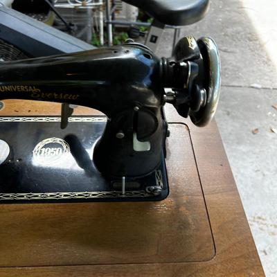 Universal Eversew Electric Sewing Machine 