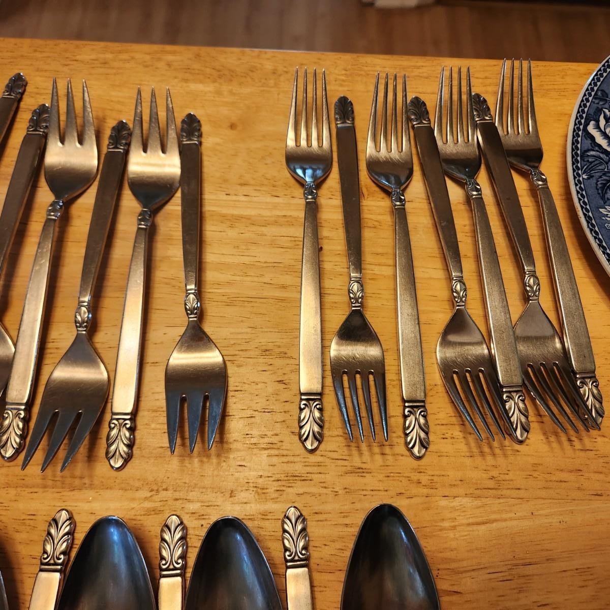International Stainless Deluxe Flatware lot EstateSales