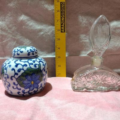 GLASS PERFUME BOTTLE AND A CHINOISERIE GINGER JAR