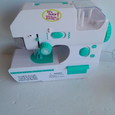 Battery operated Child's Sewing machine with extra's, learn to sew!