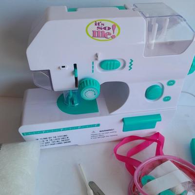 Battery operated Child's Sewing machine with extra's, learn to sew!