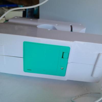 Battery operated Child's Sewing machine with extra's, learn to sew!