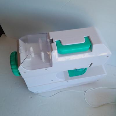 Battery operated Child's Sewing machine with extra's, learn to sew!