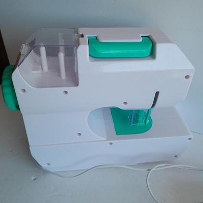 Battery operated Child's Sewing machine with extra's, learn to sew!