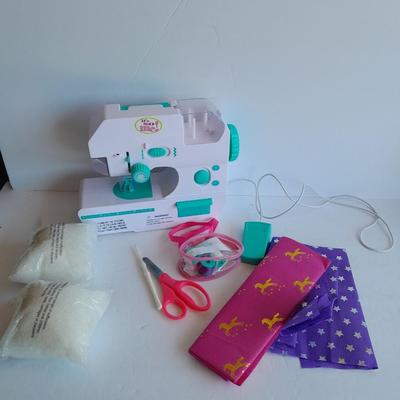 Battery operated Child's Sewing machine with extra's, learn to sew!