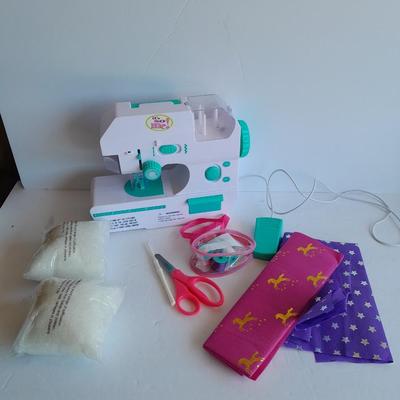 Battery operated Child's Sewing machine with extra's, learn to sew!