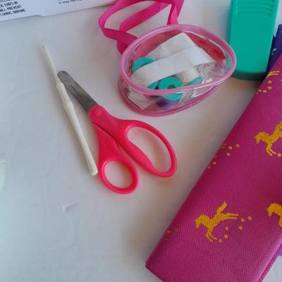 Battery operated Child's Sewing machine with extra's, learn to sew!