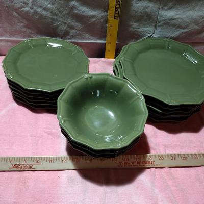 4 PLACE SETTING OF DINNERWARE