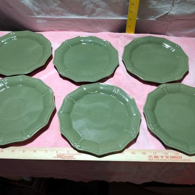 4 PLACE SETTING OF DINNERWARE