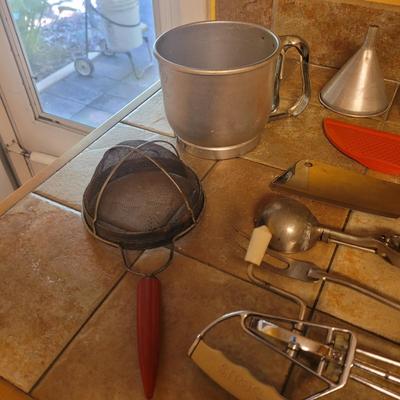 Vintage Kitchen Tools (1K-CE)