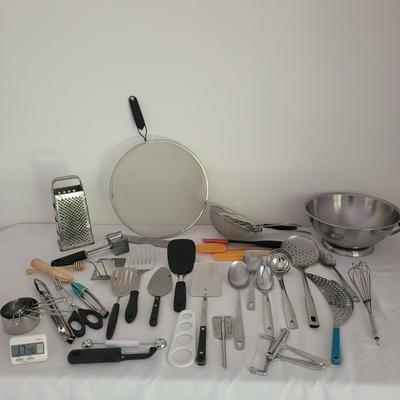Large Assortment of Kitchen Tools and Accessories (1K-CE)