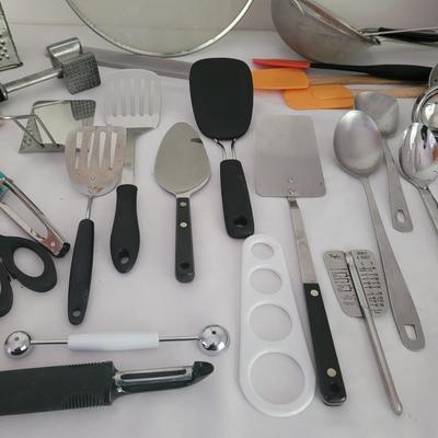 Large Assortment of Kitchen Tools and Accessories (1K-CE)