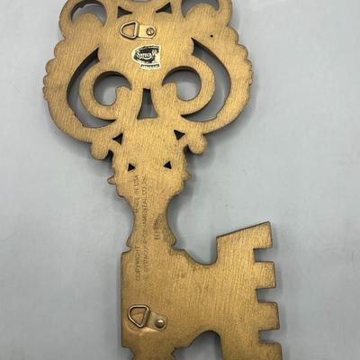 Vintage Syroco Wood Hanging Ornate Gold Skeleton Key Mid Century Wall Decor