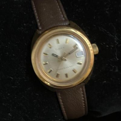 Vintage Timex Gold Tone Ladies Mechanical Watch 8â€