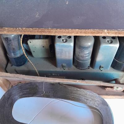 Two antique Tube radios to fix or for parts / display. Non-working