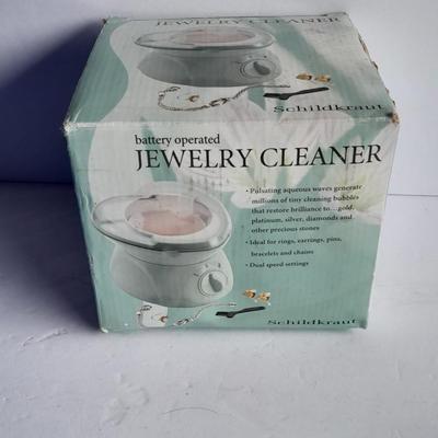 New in box Schildkraut Battery Operated Battery Cleaner