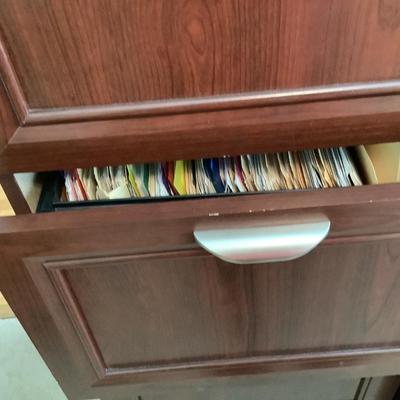 4 drawer filing cabinet with 2 keys