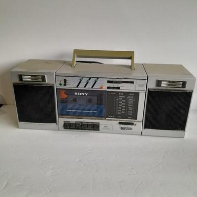 Sony boom Box AM/FM Cassette player with removable speakers Getto Blaster!