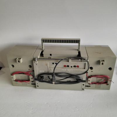 Sony boom Box AM/FM Cassette player with removable speakers Getto Blaster!