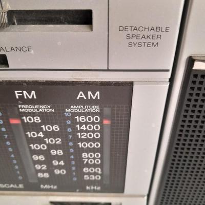 Sony boom Box AM/FM Cassette player with removable speakers Getto Blaster!