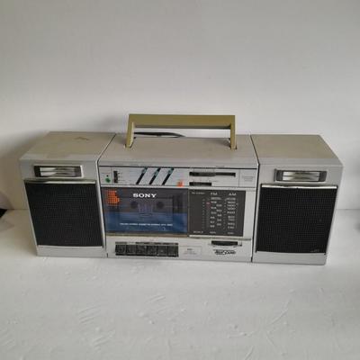 Sony boom Box AM/FM Cassette player with removable speakers Getto Blaster!