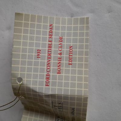 Die Cast Franklin Mint Precision model Bonnie & Clyde Edition Ford Convertible Sedan with paperwork