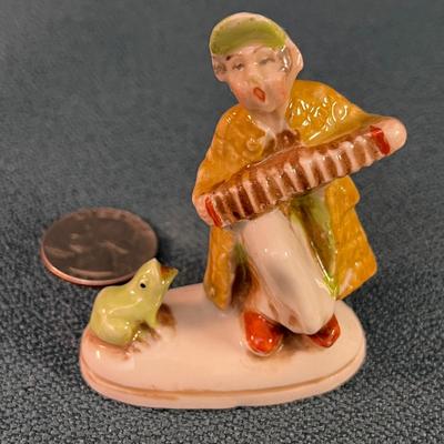 OLD DIMESTORE PORCELAIN WHIMSICAL ACCORDIAN PLAYER 