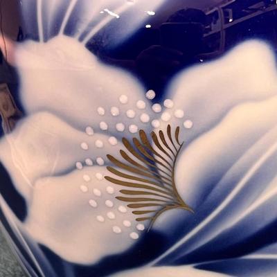 BLUE WHITE PORCELAIN FLORAL VASE GOLD ACCENTS JAPAN