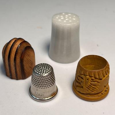 GROUP OF 4 COLLECTIBLE THIMBLES ONYX, WOOD METAL